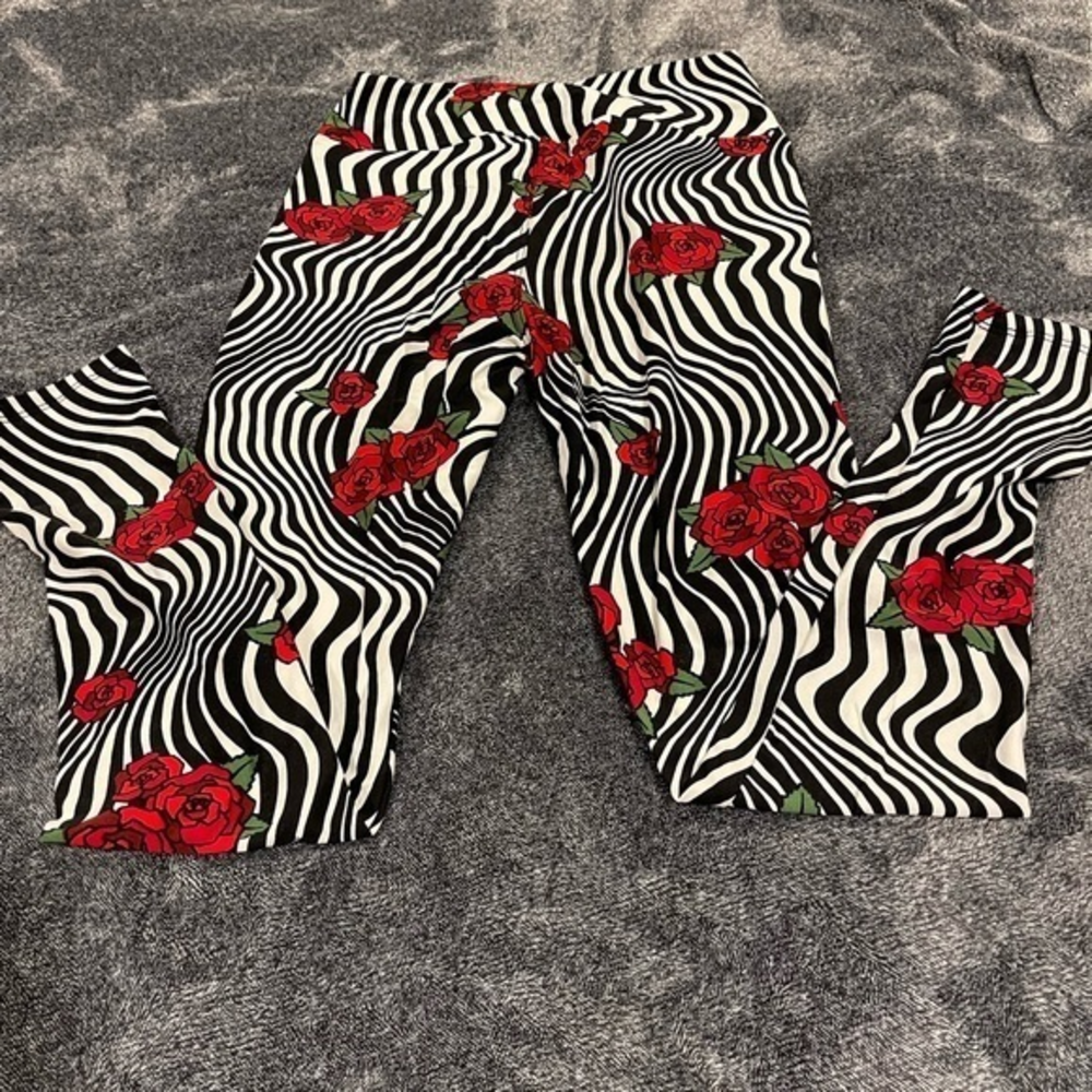 Lularoe OS rose zebra‎ striped leggings